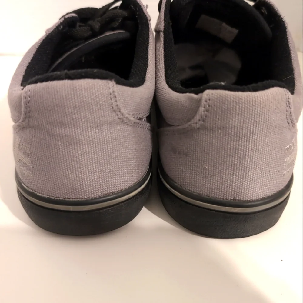 Etnies Gray and Black Sneakers barge LS‎ Men's Size 8.5